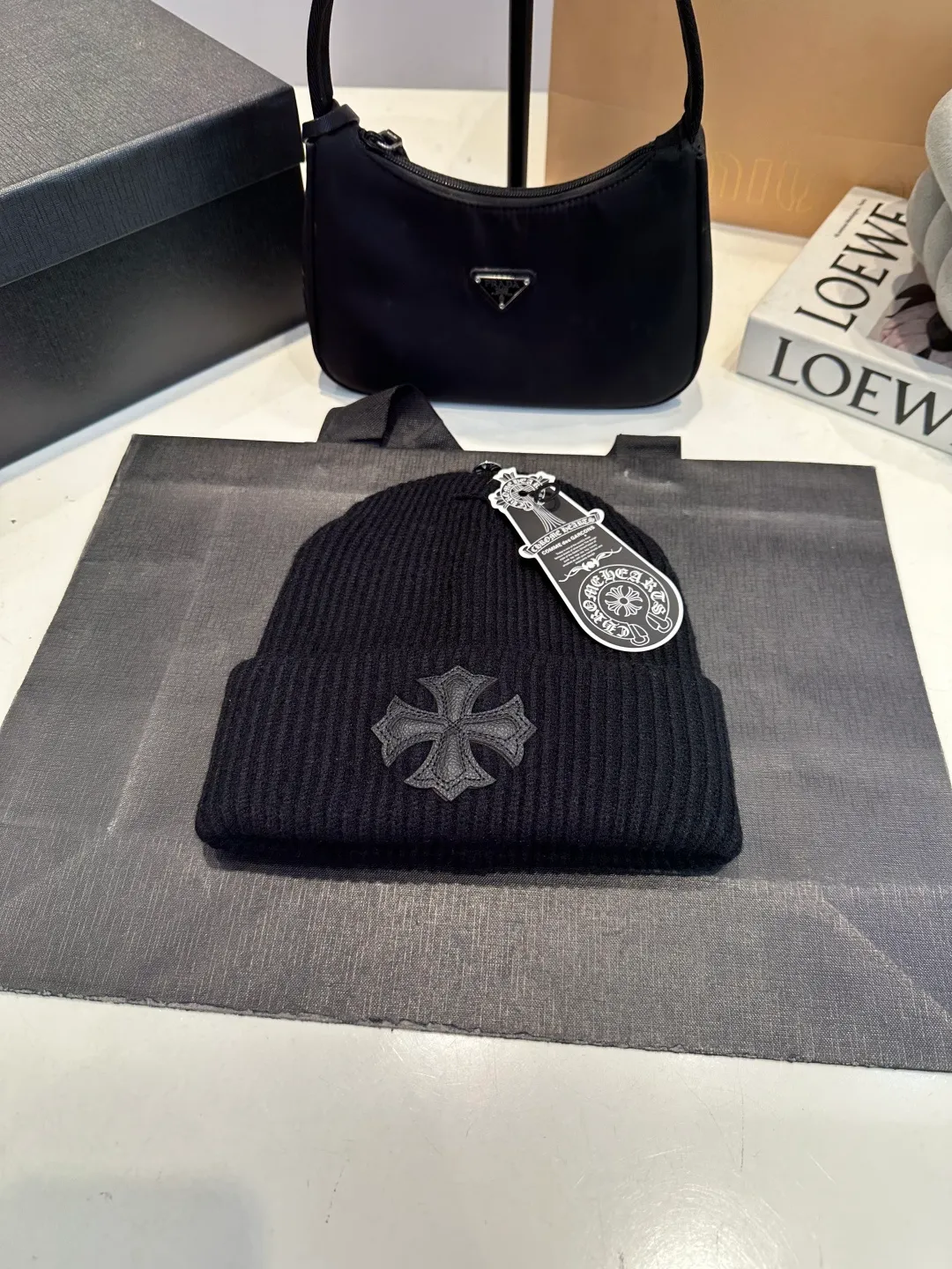 P46 Crow Heart Wool Hat, too flattering for your face. No matter you have a long face, a round face or a square face, you can easily wear it because the hat is very thick, so your face looks small, delicate and cute. Fashionable street style, recommended hat for autumn and winter.